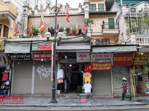 Chưa phục hồi kinh tế, hàng loạt cửa hàng phố cổ Hà Nội lại tiếp tục đóng cửa, treo biển cho thuê