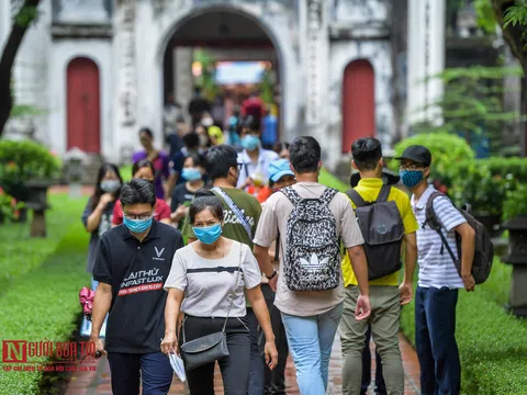Sĩ tử bịt kín khẩu trang đến Văn Miếu cầu may trước ngày thi tốt nghiệp THPT