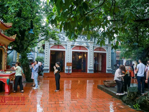 Hà Nội: Người dân “quên” đeo khẩu trang khi đi lễ phủ ngày rằm