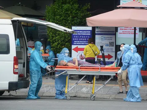 14 chiếc xe cứu thương ở Đà Nẵng xuyên ngày đêm 'sơ tán' người bệnh giữa tâm dịch