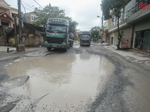 Hãi hùng cảnh đi qua đoạn đường "đau khổ" bậc nhất ở Hà Nội