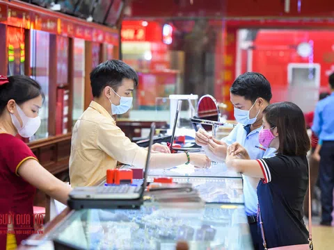 Giá vàng tăng kỷ lục, người dân đổ xô đi giao dịch