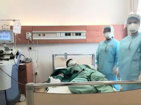 Hai nhân viên y tế đầu tiên hiến huyết tương cứu bệnh nhân COVID-19