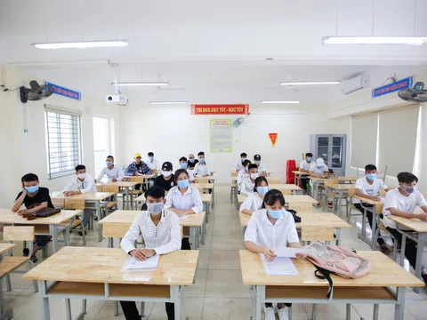 Một số thí sinh thân nhiệt cao do trời nắng trong ngày làm thủ tục thi tốt nghiệp THPT 2020