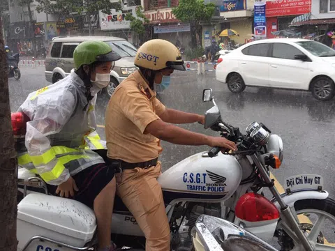 Đại úy Công an nhường áo mưa, đưa thí sinh đến điểm thi đúng giờ