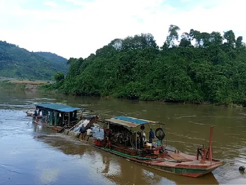 Bắc Cường  Lào Cai: Nhức nhối tình trạng tàu không số “ăn cát” trên sông Hồng