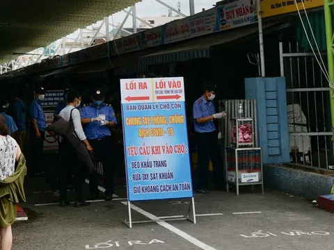 Ngày đầu người dân Đà Nẵng đi chợ bằng "tem phiếu" mùa Covid-19
