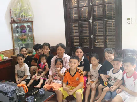 Cảm phục người đàn bà không chồng 20 năm làm mẹ chăm lo cho đàn con ở làng trẻ SOS