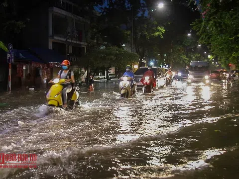 Ngập sâu, ùn tắc nhiều tuyến phố ở Thủ đô sau mưa lớn