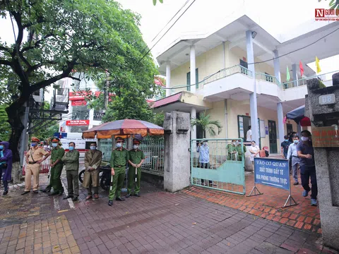 Công an "bao vây" áp giải Đường Nhuệ vào phòng xét xử, an ninh thắt chặt xung quanh khu vực tòa án