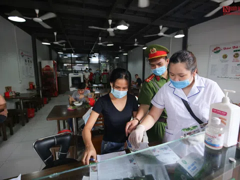 Nhiều cơ sở kinh doanh ký cam kết thực hiện nghiêm giãn cách