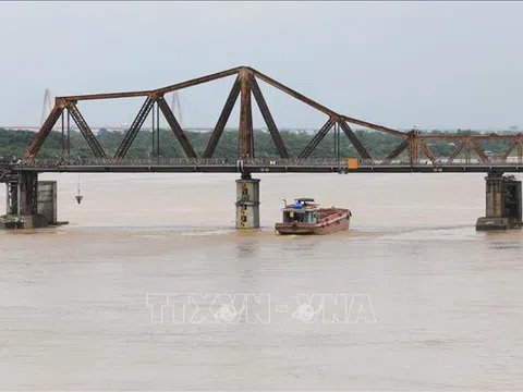 Mực nước sông Hồng ở Hà Nội lên nhanh, nguy cơ ngập lụt vùng trũng và bãi bồi
