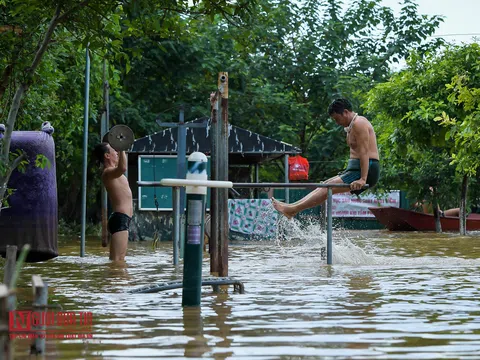 Người dân Thủ đô bì bõm tập thể dục khi nước sông Hồng dâng cao