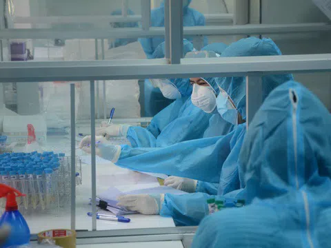 Một tháng căng mình của những “chiến binh” blouse ở điểm nóng Covid-19