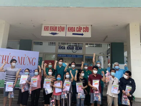 BN 582 phải chạy ECMO, thay huyết tương được xuất viện cùng 13 bệnh nhân được chữa khỏi Covid-19