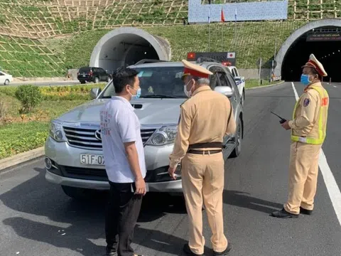 Bắt giữ ô tô không phù hiệu chở người từ Đà Nẵng về Quảng Bình