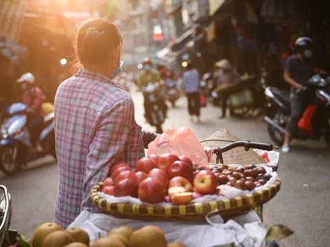 Người phụ nữ 20 năm bán hàng rong khắp các tuyến phố cổ