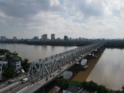 Hà Nội: Nhìn từ trên cao cây cầu huyết mạch đang được kiến nghị sửa chữa