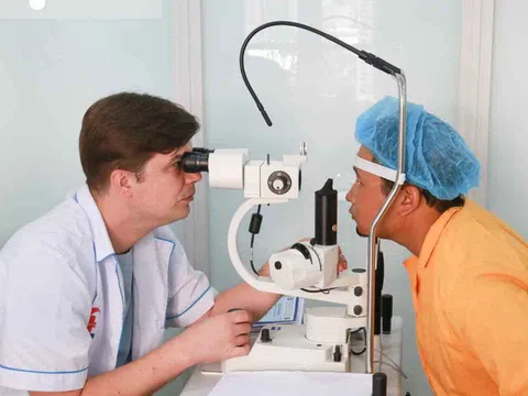 Vì sao phải chăm sóc đôi mắt cho người cao tuổi