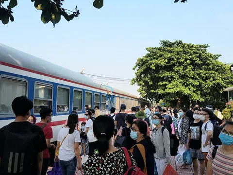 Ga Hải Dương tấp nập ngày hoạt động trở lại