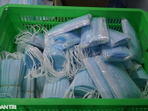 Đột nhập cơ sở sản xuất khẩu trang “siêu bẩn” giữa mùa dịch Covid-19