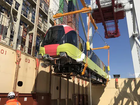 Cận cảnh đoàn tàu Nhổn - ga Hà Nội rời cảng Pháp về Việt Nam