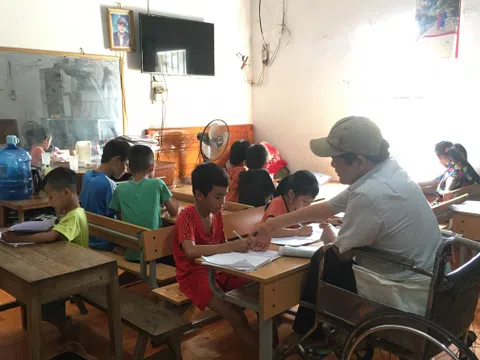 Cảm phục người thầy đặc biệt hơn 10 năm dạy học miễn phí cho trẻ em nghèo
