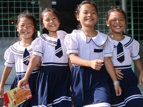 Năm học mới của chị em sinh tư Việt, Nam, Hạnh, Phúc