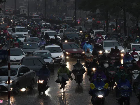 Hà Nội mưa tầm tã, xe cộ bật đèn lúc 8h sáng
