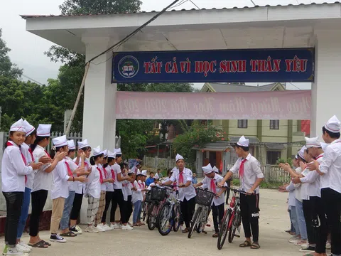 Lào Cai: Phòng Cảnh sát kinh tế công an tỉnh tặng xe đạp cho học sinh có hoàn cảnh vượt khó vươn lên