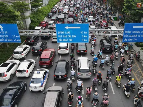 Hà Nội trở lại những ngày ùn tắc "từ ngõ ra đường lớn" sau khi học sinh sinh viên tựu trường