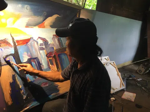 Họa sĩ già bán tranh trên cầu Long Biên