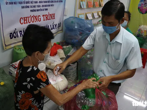 Mang chai nhựa đến đổi gạo miễn phí ở TP.HCM