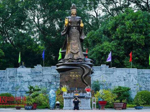 Cận cảnh bức tượng đồng nguyên chất lớn nhất Việt Nam