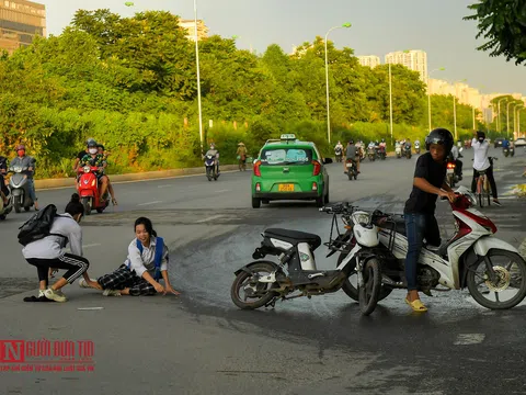 Hà Nội: Bất chấp nguy hiểm, dòng xe nối đuôi nhau đi ngược chiều