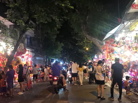 Hà Nội: Phố Hàng Mã nhộn nhịp khách thập phương nhưng tiểu thương “khóc ròng” vì ế ẩm