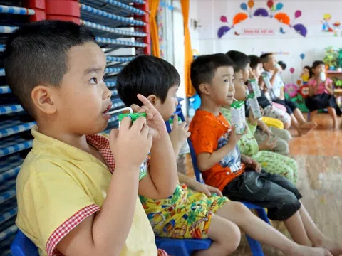 Con được uống sữa học đường, bố mẹ bớt nỗi lo đi học mùa dịch