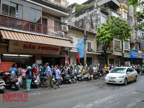 Người dân Thủ đô xếp hàng dài mua bánh Trung thu