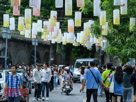 Hà Nội: Phố Phùng Hưng rực rỡ hàng nghìn đèn lồng đón Trung thu