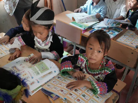 Hành trình vượt núi trồng người của thầy cô giáo vùng biên