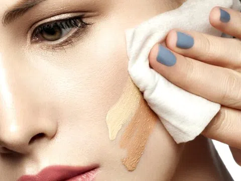 Dùng khăn giấy tẩy trang, sản phẩm dưỡng tóc nhiều cũng có thể gây mụn