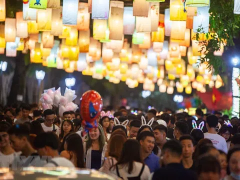 Người dân Hà Nội vui đón Tết Trung Thu trên các tuyến phố trung tâm