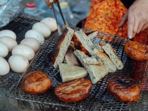 Bánh tam giác mạch thức bánh làm từ loài hoa nổi tiếng nơi cao nguyên đá Hà Giang