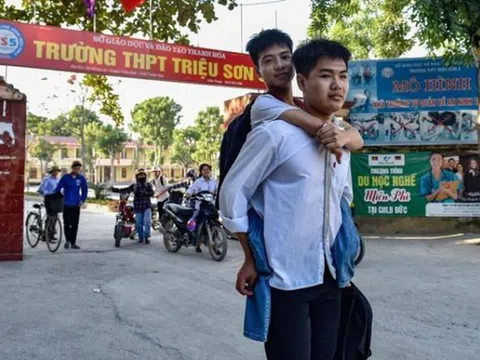 Thiếu 0,25 điểm, nam sinh 10 năm cõng bạn đến trường dang dở giấc mơ giảng đường