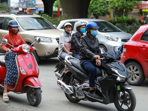 Người dân co ro trong ngày đầu đón không khí lạnh