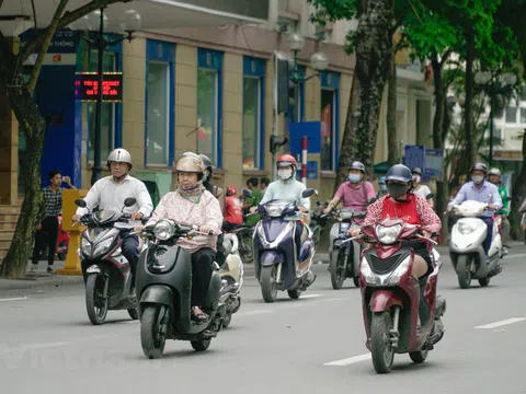 Người dân Hà Nội thích thú tận hưởng cái se lạnh đầu mùa