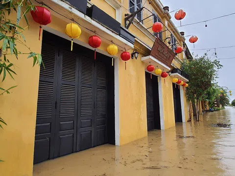 Phố cổ Hội An chìm trong nước lũ