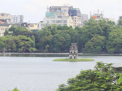 Hồ Hoàn Kiếm đẹp thơ mộng trong tiết trời thu