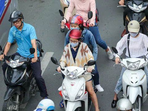 Hà Nội đón đợt gió lạnh đầu mùa, người dân mặc áo ấm ra đường