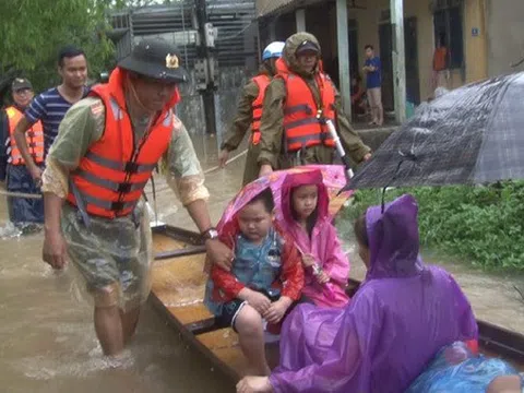 Y tế miền Trung nỗ lực giúp dân vùng lũ
